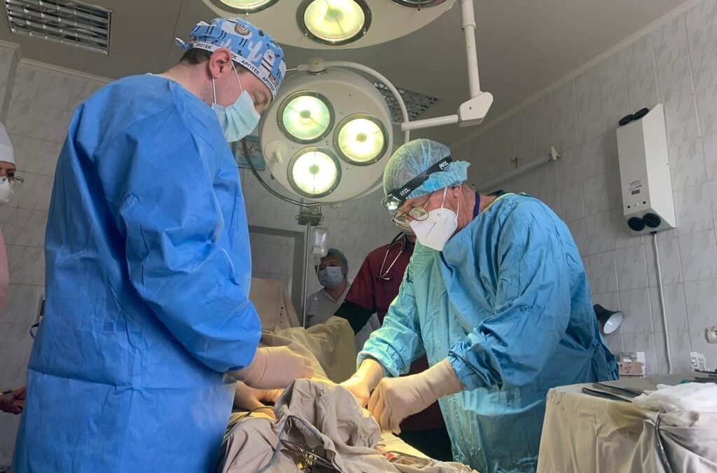 Dr Elhanan Bar-On performs surgery on a Ukrainian